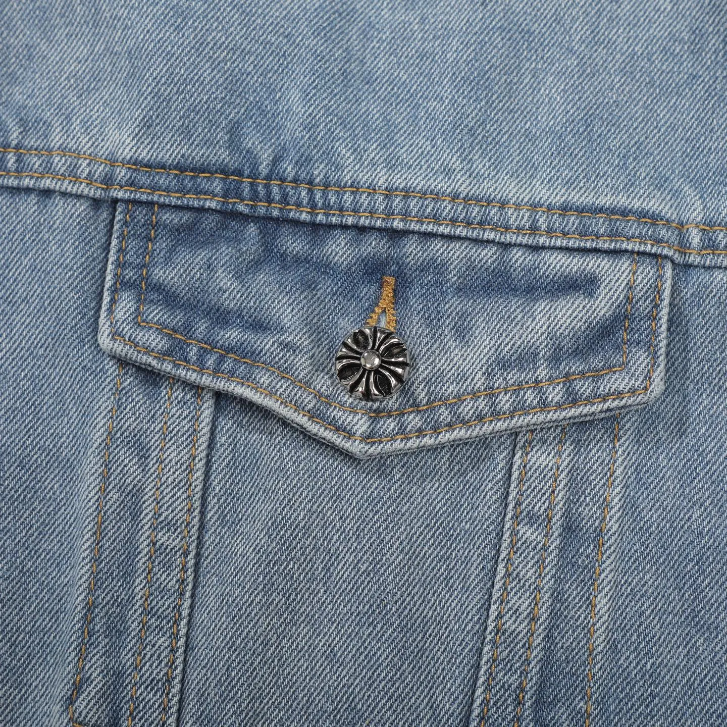 P270 Chrome/Hearts Chrome/Hearts Sanskrit embroidered cross-paved leather denim jacket. The whole piece of clothing is really heavy-duty. It is made of denim denim imported from Japan. It is washed after the finished product. The loss rate is very high. The overall distressed craftsmanship has a stylish upper body. The classic Sanskrit embroidery design on the back. The Behringer embroidery machine is precise and three-dimensional because of the old craftsmanship. From the hardware to the three labels, all molds are re-opened and made to order. 100% restored craftsmanship. Including the silver thread anti-counterfeiting, all are redone this year. All cross leathers are laser aligned. The leather difference is definitely not the same as the super fiber leather on the market. It uses this year’s new sheep leather. The finished embroidery guarantees the overall quality❗️ Color: light blue Size: S M L XL